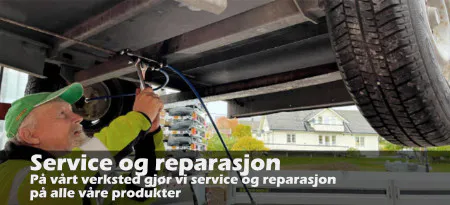 Daglig leder som reparerer en tilhenger